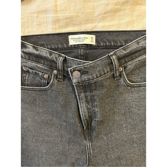 Abercrombie The '90s Straight Ultra High Rise in Black with Criss Cross Waist - Picture 2 of 4